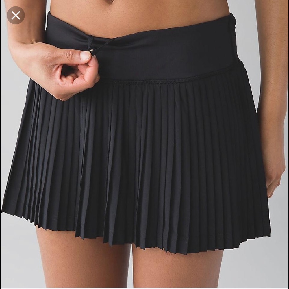 NWOT Black Lulu Pleat to Street Skirt